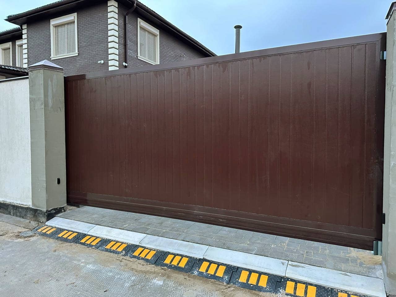 Уличные ворота DoorHan в Екатеринбурге с установкой